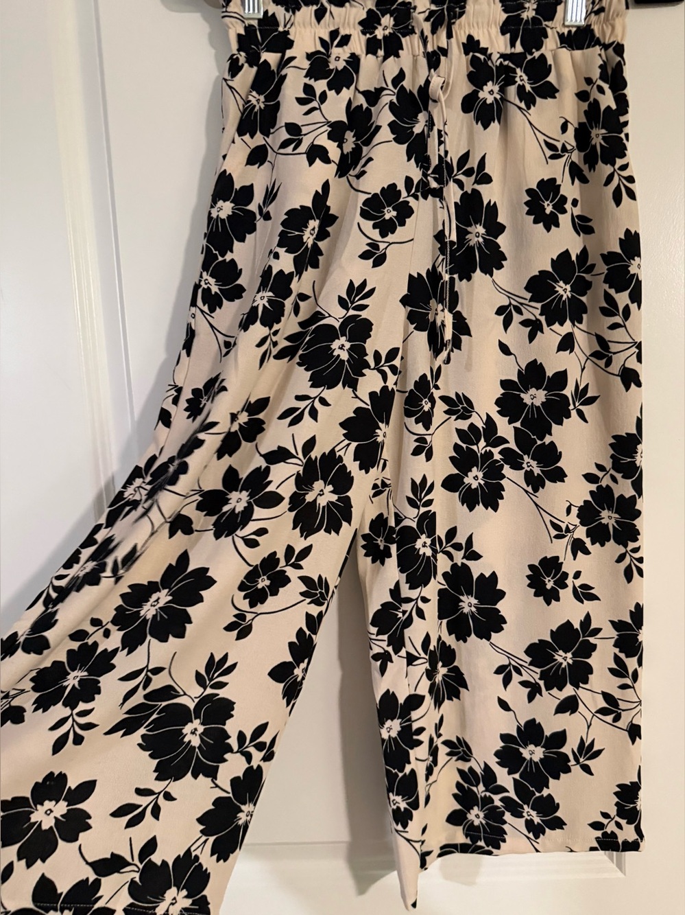 Wide Leg Cropped Floral Print Pants in Cream and Black - Size Small